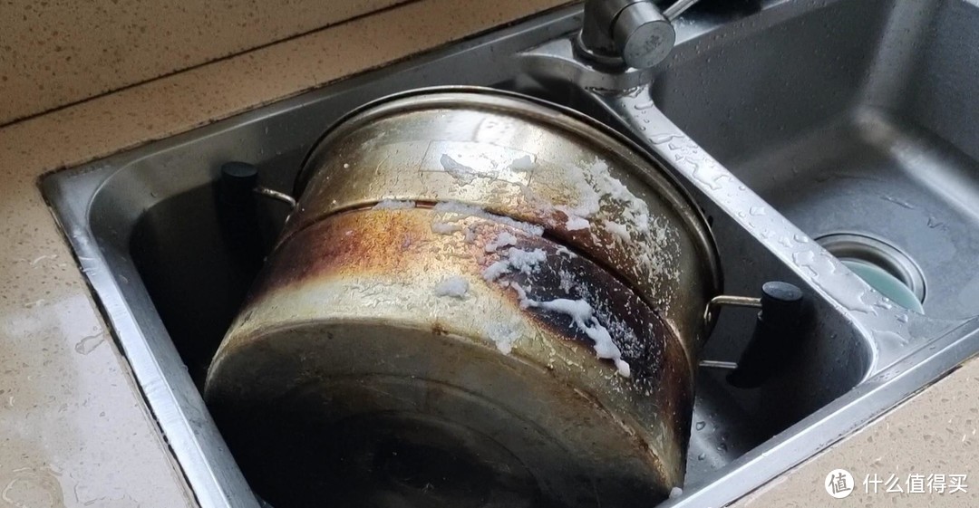 不锈钢锅发黑怎么办?涂点这个东西,擦一擦,瞬间光亮如新