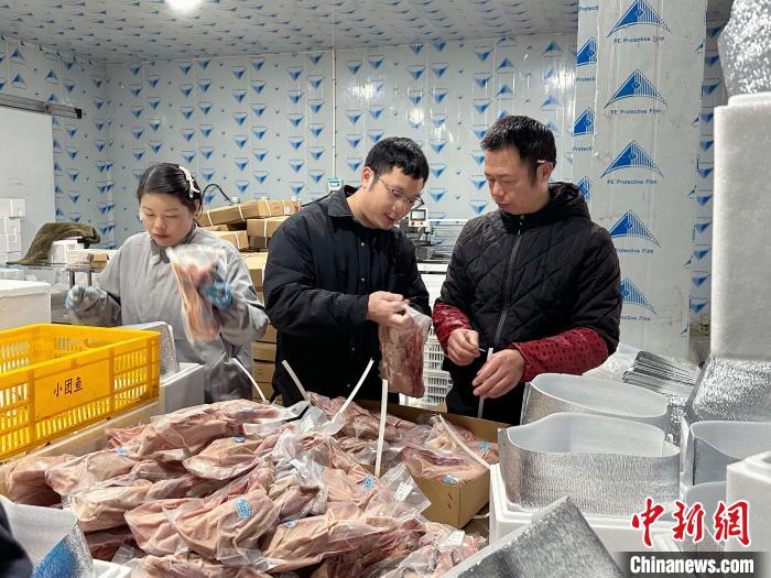 （乡村行·看振兴）江西南城：“90后”返乡养鸡 闯出致富新天地